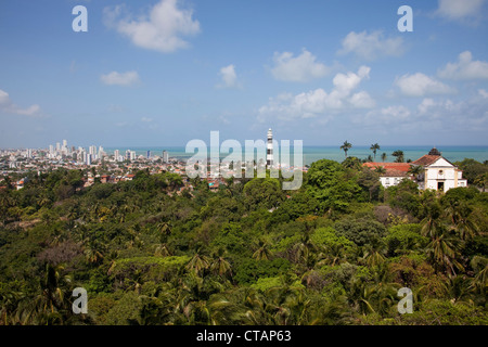 Vista sul lussureggiante paesaggio con città in background, Olinda, vicino a Recife, Pernambuco, Brasile, Sud America Foto Stock