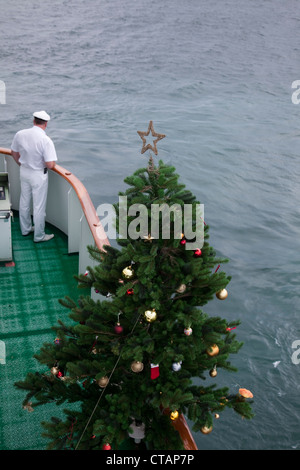 Albero di natale sul ponte della nave da crociera MS Deutschland, Reederei Peter Deilmann, vicino Cabo Frio, Rio de Janeiro, Brasile, Sud un Foto Stock