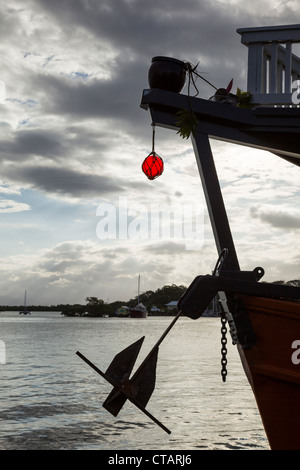 Sihouette di navi di un elemento di ancoraggio sulla Isla Colon, Bocas del Toro, Panama. Foto Stock