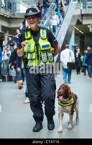 London St Pancras felice ridendo lady femmina British Transport Police officer Cocker Spaniel bomba sniffer dog Foto Stock