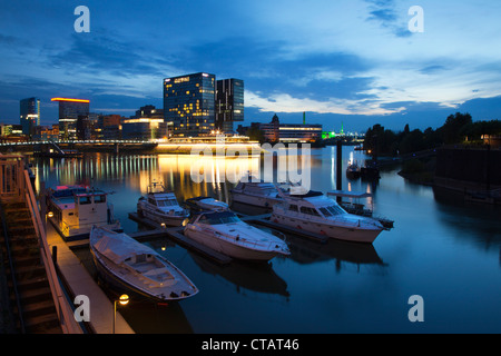 Barche a Media Harbour in serata, Duesseldorf, Reno, Renania settentrionale-Vestfalia, Germania, Europa Foto Stock