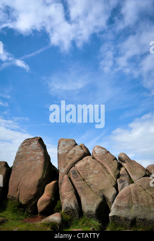 Gritstone formazioni rocciose presso il roaches, Parco Nazionale di Peak District, Inghilterra, con cielo blu e nuvole. Foto Stock