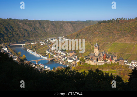 Vista del castello di Reichsburg nella luce del sole, Cochem, Mosella, Renania-Palatinato, Germania, Europa Foto Stock