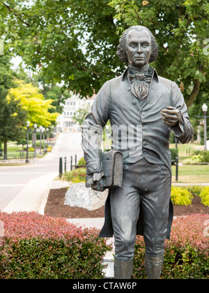 Statua di James Madison sulla principale strada quad a JMU University di Harrisonburg VA Foto Stock