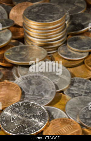 Macro immagine con la messa a fuoco su un trimestre in una pila di USA cambio di monete in pile Foto Stock