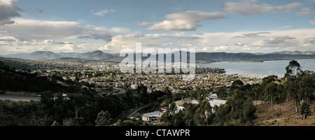 Vista panoramica su di Hobart e il fiume Derwent, Tasmania, Australia Foto Stock