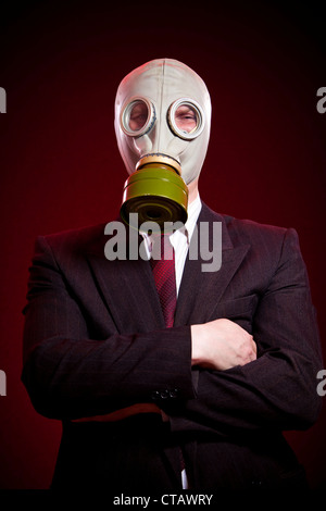 Persona in una maschera a gas su uno sfondo scuro Foto Stock