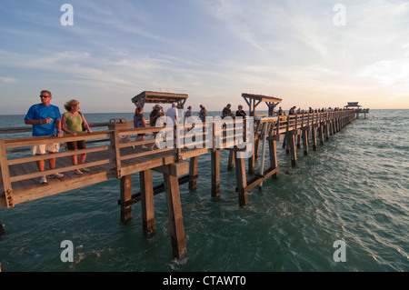 Il Naples, Florida comunale molo di pesca è il luogo perfetto per guardare i tramonti sul Golfo del Messico. Foto Stock