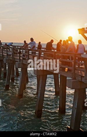 Napoli Florida comunale Molo Pesca al tramonto. oltre il golfo del Messico di acque. Foto Stock