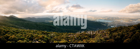 Vista panoramica dal Monte Wellington, deserto e della città e sul fiume Derwent, Hobart, Tasmania, Australia Foto Stock