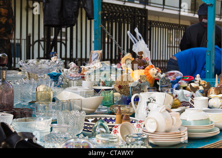 Di scena a East street market da Walworth Road a Londra Sud Luglio 2012 Foto Stock