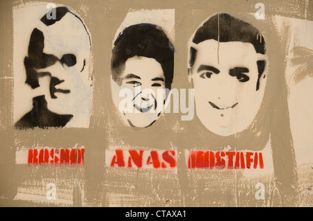 I martiri della rivoluzione egiziana. Con Anas ( in medio) essendo la più giovane su questo graffiti centro cittadino del Cairo Foto Stock