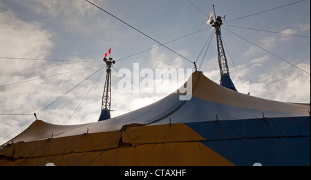 Fili di contribuire al sostegno di tende temporanee eretto per il Cirque de Soleil. Foto Stock