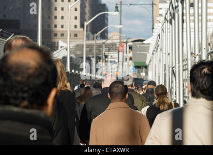 Una folla di pendolari a piedi nella parte inferiore di Manhattan, New York. Foto Stock