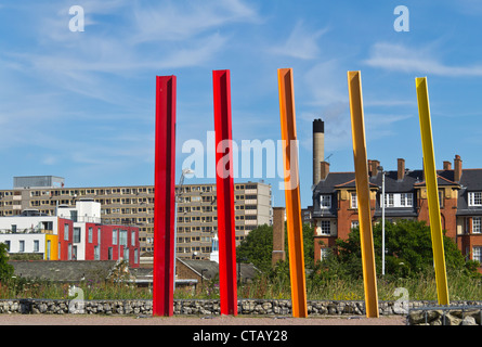 Scultura nel parco di East Street Market nel sud di Londra. Heygate estate e 60 Brandon street edificio in background. Foto Stock