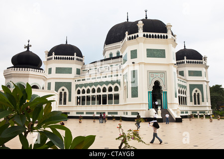 I musulmani di fronte oft ha grande moschea di Medan, la capitale di Sumatra Utara provincia, isola di Sumatra, Indonesia, sud-est asiatico Foto Stock