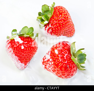 La fragola nel latte schizza... Foto Stock