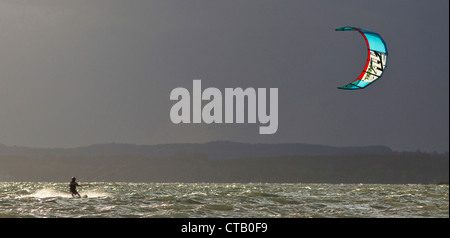 Kitesurfer presso il lago di Chiemsee, Chieming, Chiemgau, Alta Baviera, Germania Foto Stock