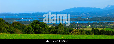 Vista da Ratzinger Hoehe oltre il lago di Chiemsee e Fraueninsel, Chiemgau, Alta Baviera, Germania Foto Stock