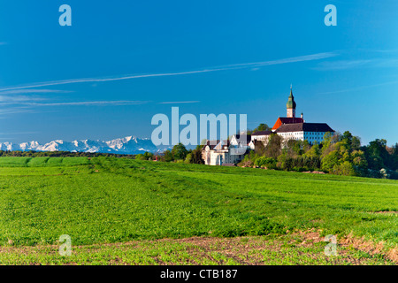 Abbazia di Andechs, Wetterstein gamma di montagna con Zugspitze e Alpspitze in background, Alta Baviera, Germania Foto Stock