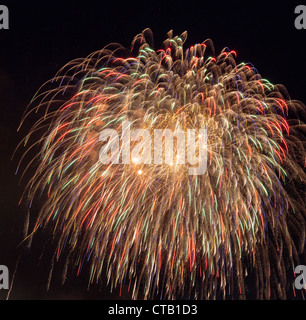 Fuochi d'artificio in un cielo scuro separati dalla città e pronto per isolare per uso in altre immagini Foto Stock