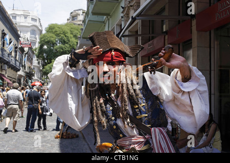 Pirat artista di strada, Jack Sparrow, Plaza Dorrego, San Telmo, Buenos Aires, Argentina Foto Stock