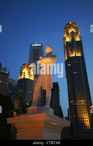 Statua di Sir Stamford Raffles nella parte anteriore dello skyline di Singapore, il fiume Singapore, Singapore, Asia Foto Stock