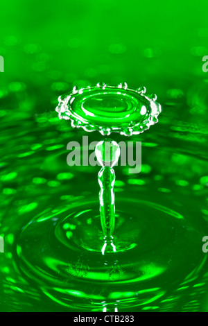 Goccia di acqua cade verso il basso la rottura circa una caduta Foto Stock