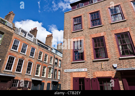 Case allo svincolo di Princelet Street con documento Wilkes Street in Spitalfields Foto Stock