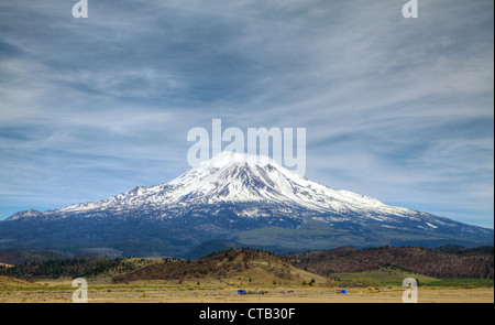 Mount Shasta, California cima coperta di neve Foto Stock