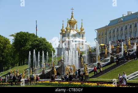 Magnifico Palazzo, fontane, statue e parchi di Peterhof (Petrodvotets). Foto Stock