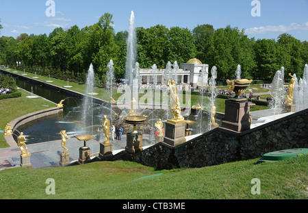 La Grande Cascata magnifiche fontane e statue di Peterhof (Petrodvotets). Foto Stock