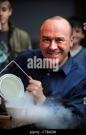 Il Computer Science Professor Chris Vescovo peforming esperimenti per un pubblico di bambini a Cheltenham Festival della Scienza Foto Stock