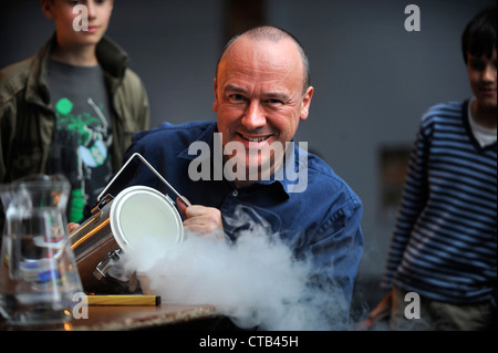 Il Computer Science Professor Chris Vescovo peforming esperimenti per un pubblico di bambini a Cheltenham Festival della Scienza Foto Stock