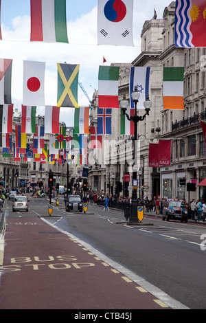 Le bandiere delle nazioni partecipanti al 2012 Olimpiadi di Londra sono visualizzati in Regent Street Foto Stock