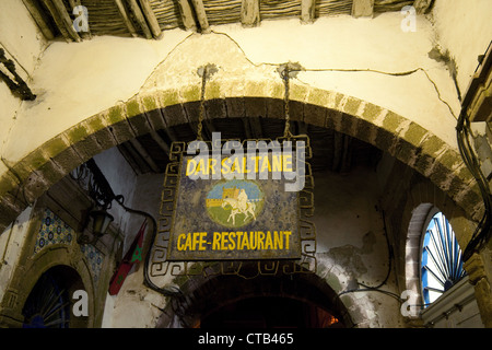 Segno per il caffè-ristorante Dar Saltane, della Medina di Essaouira, Marocco Foto Stock