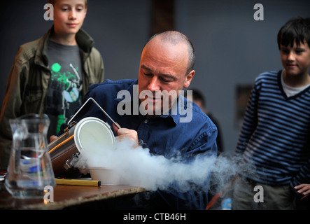 Il Computer Science Professor Chris Vescovo peforming esperimenti per un pubblico di bambini a Cheltenham Festival della Scienza Foto Stock