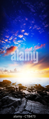 Scena al tramonto. Una lunga esposizione shot, panoramiche verticali composizione. HDR elaborato. Foto Stock