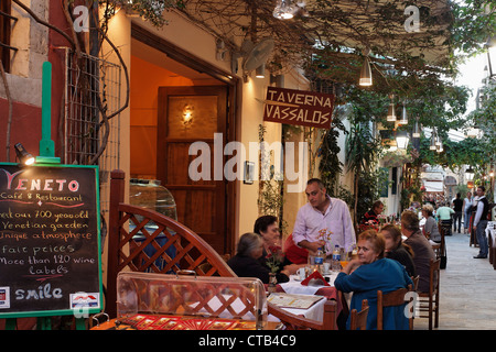 Ristoranti in una corsia, città vecchia, Rethymnon, Creta, Grecia Foto Stock