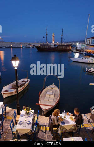 Ristorante, vecchio porto veneziano di sera, Rethymnon, Creta, Grecia Foto Stock