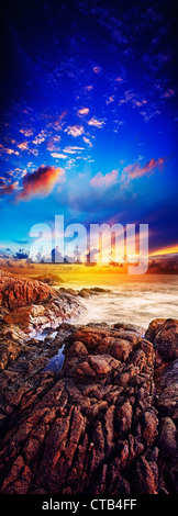 Spettacolare tramonto sul mare. Una lunga esposizione shot, HDR elaborato. Foto Stock