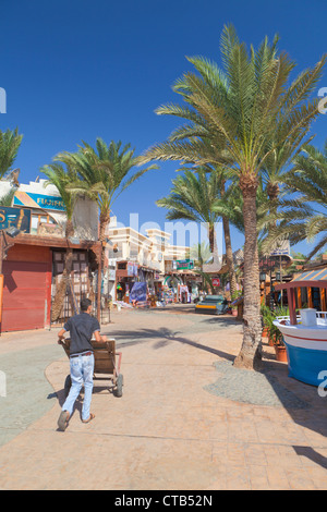 Corniche, lungo il lungomare di Dahab Dahab, Egitto Foto Stock