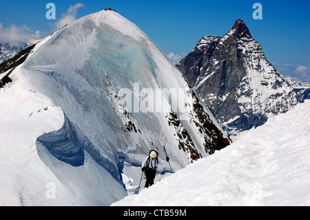 Gruppo di sciatori backcountry (sci di fondo), sullo sfondo il Monte Cervino, Alpi occidentali, l'Europa. Foto Stock