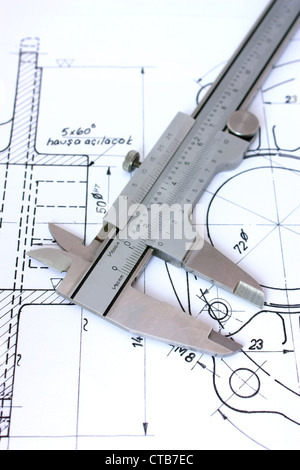 Pinza sul Blueprint. Verticale. Profondità di campo Foto Stock