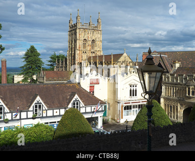 Great Malvern Priory chiesa nella luce della sera, Malvern, Worcestershire, England, Regno Unito Foto Stock