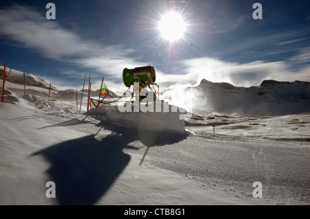 Snow-pistola su una pista da sci , mountain ski resort Foto Stock