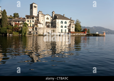 Isola di San Giulio Isola di San Giulio isola all' interno del Lago d'Orta in Piemonte nord ovest Italia Wiki Foto Stock