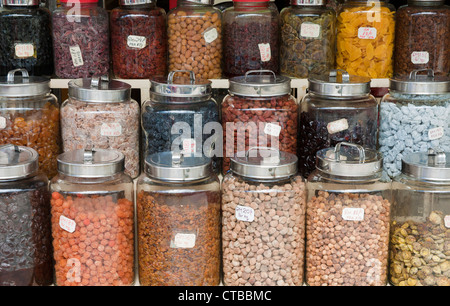 Dadi fagioli e frutta secca in vasetti per la vendita Foto Stock