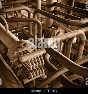 Ferro da stiro industriale forma astratta - tubi arrugginito Foto Stock