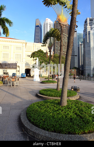 Il fiume Singapore Waterfront boulevard vicino al Raffles Landing place. Foto Stock